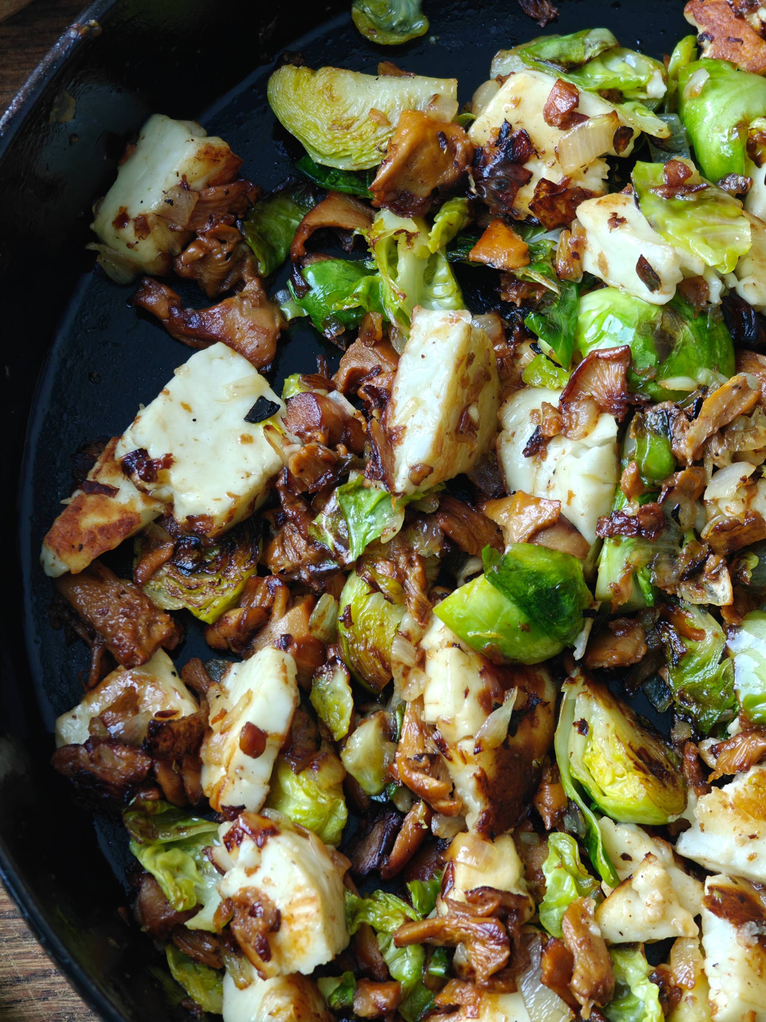 Paahdettu ruusukaali kanttarellien ja halloumin kera